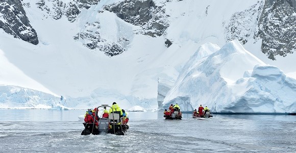 巨大な氷河に接近！