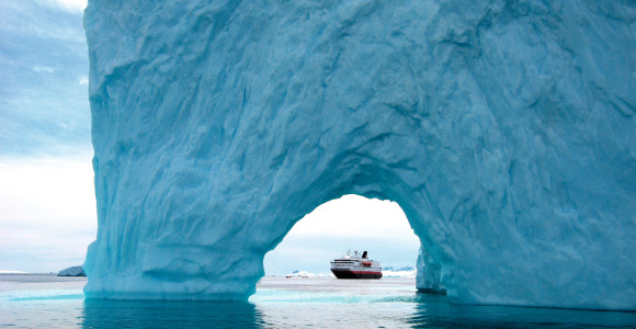 ウィルヘルミナ湾：氷壁と氷山が作り出す絶景