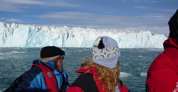 クロスフィヨルド：活動的な氷河