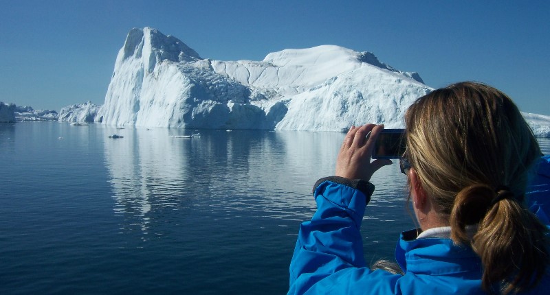 巨大な氷山が浮かぶ氷の島
